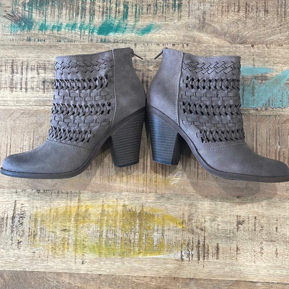 Fergalicious wanderer booties